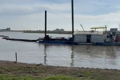 Una draga en el tramo IV del río Salado