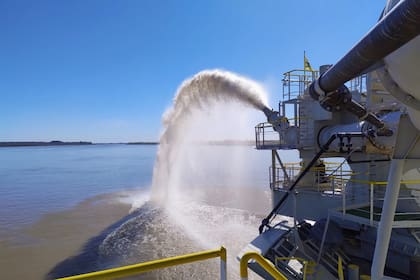 Una draga opera en el río Paraná