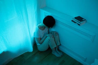 Una ducha antes de ir a dormir y evitar el uso de aparatos electrónicos, junto con otros consejos, pueden ayudar a conciliar un sueño profundo y reparador