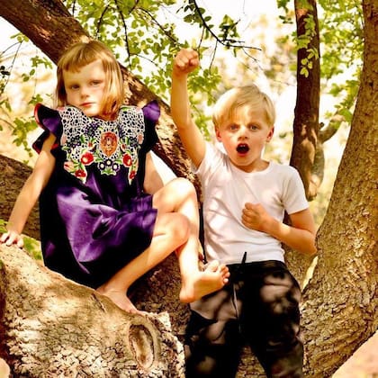 Una dulce postal de los mellizos Jacques y Gabriella, de seis años, jugando en los árboles