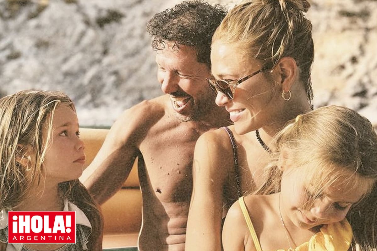 Una dulce postal familiar de Diego y Carla con sus dos hijas, Francesca y Valentina. El año pasado, la pareja compró una espectacular mansión en Ibiza, uno de sus lugares favoritos en el mundo.