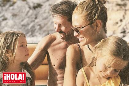 Una dulce postal familiar de Diego y Carla con sus dos hijas, Francesca y Valentina. El año pasado, la pareja compró una espectacular mansión en Ibiza, uno de sus lugares favoritos en el mundo.