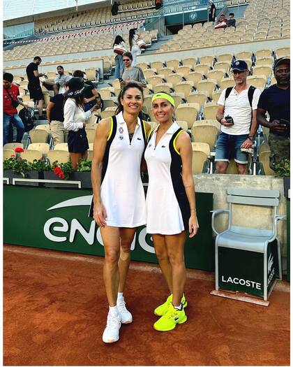 Una dupla argentina que regresa. Las tenistas Gabriela Sabatini y Gisela Dulko regresaron a París, invitadas a jugar el Torneo de Leyendas de Roland Garros 2023. Las deportistas ya se habían encontrado en Miami hace unas semanas y, en París, intentaron repetir la hazaña: el año pasado, donde alcanzaron la gran final