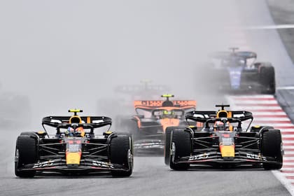 Una dura lucha en la largada entre los compañeros de Red Bull, Sergio Pérez y Max Verstappen; el triunfo, finalmente, fue para el neerlandés
