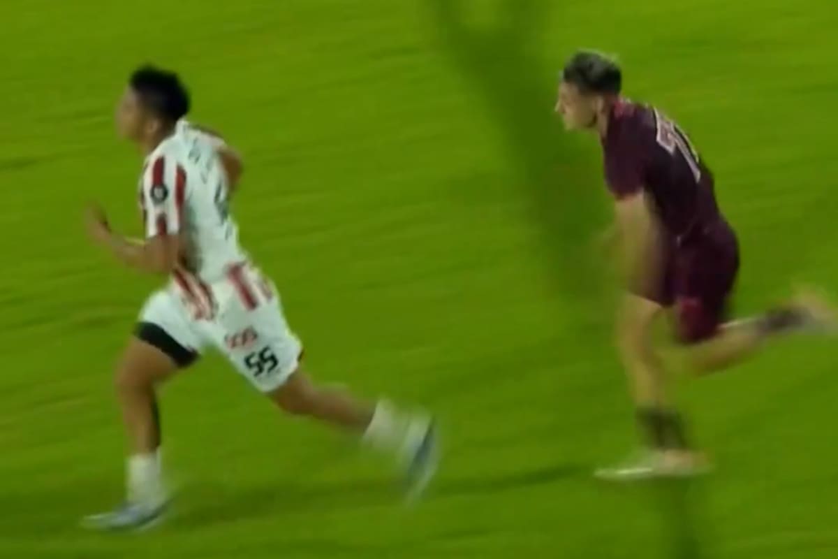 Una dura patada de un jugador de Lanús le valió la expulsión