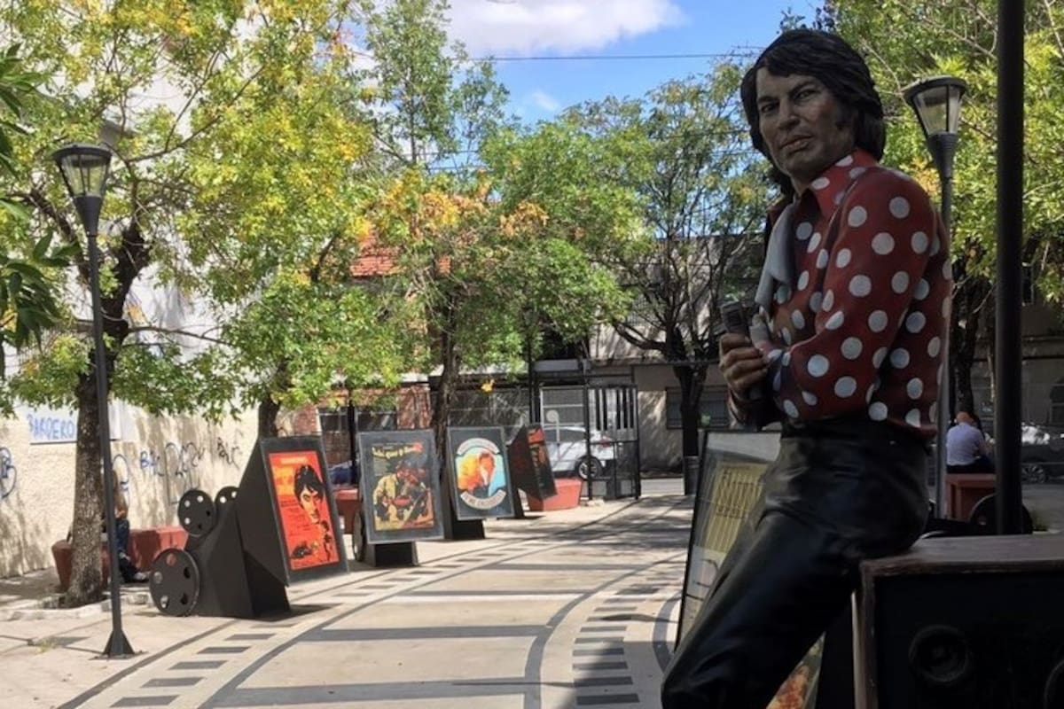 Una efigie de Sandro de América, en el paseo en su homenaje en Valentín Alsina