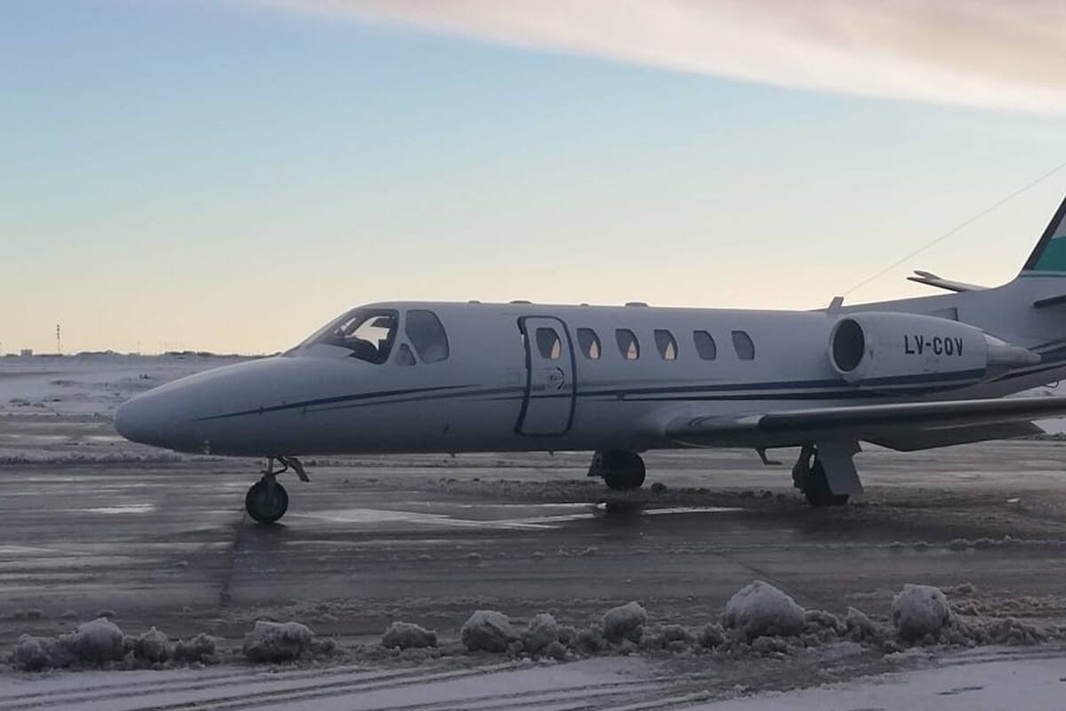 una embarazada que trasladaron en un jet y que tenía sospecha de coronavirus