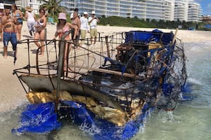 Una embarcación parcialmente calcinada apareció en North Miami Beach