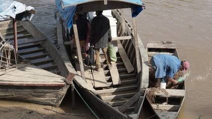 Una embarcación utilizada para pescar paiche en el río Yata, en la Amazonía boliviana