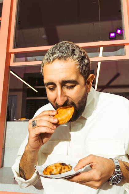 "Una empanada artesanal no sale de una línea de producción que busca que todas sean idénticas", dice Pedro Bargero