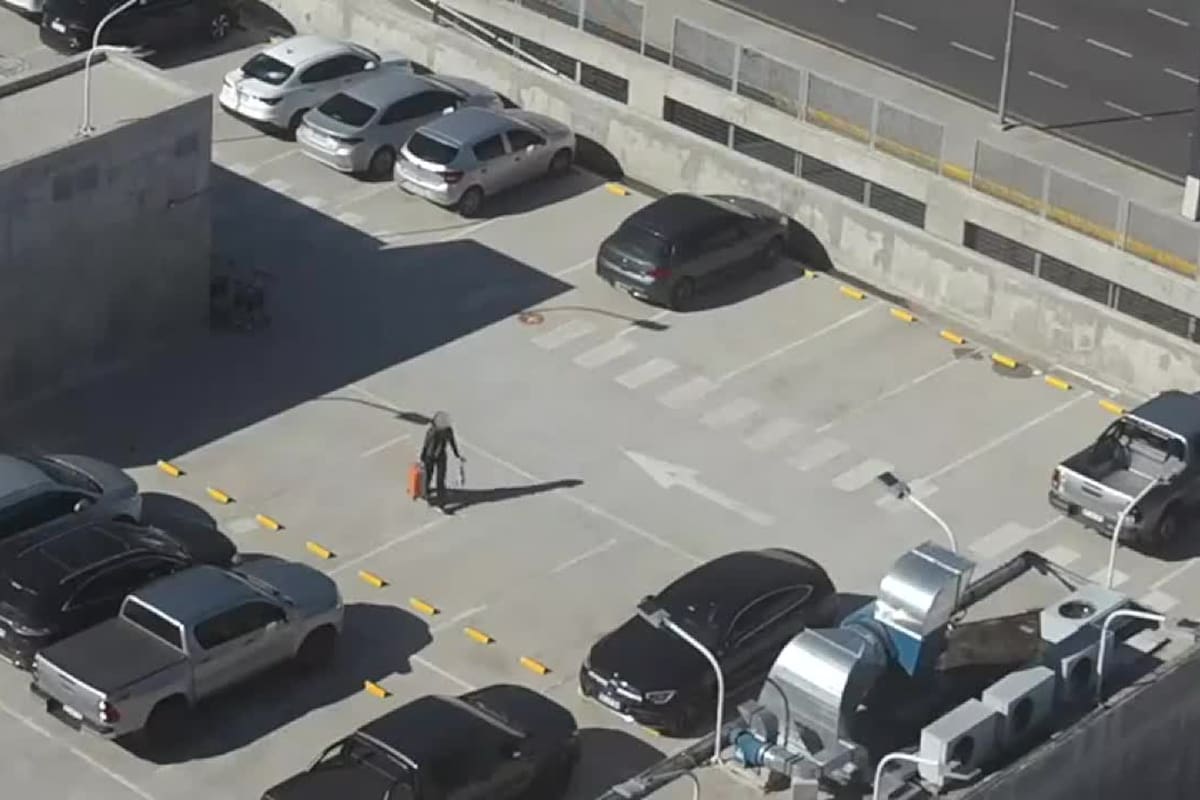 Una empleada aeroportuaria, descubierta cuando se llevaba la valija olvidada por un pasajero