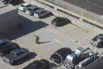 Una empleada aeroportuaria, descubierta cuando se llevaba la valija olvidada por un pasajero