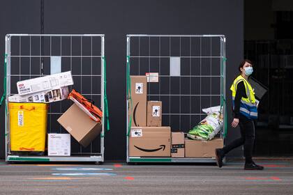Una empleada de Amazon entra en las instalaciones de la empresa en Brandizzo, cerca de Turín, Italia, el 22 de marzo de 2021