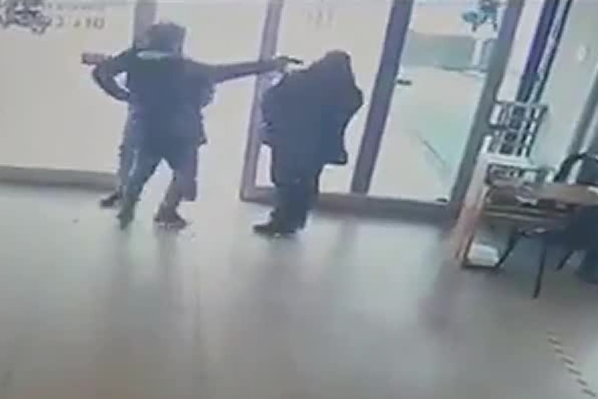 Una empleada de seguridad privada fue baleada por dos hombres en el interior del Hospital Centenario de Rosario
