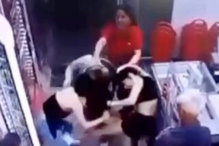 Dos mujeres discutieron en la cola del supermercado, se agarraron a trompadas y golpearon a una cajera