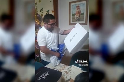 Una empleada decidió jugarle una broma a su jefe al entregarle el regalo del amigo invisible y ahora muchos estiman que puede quedar sin trabajo