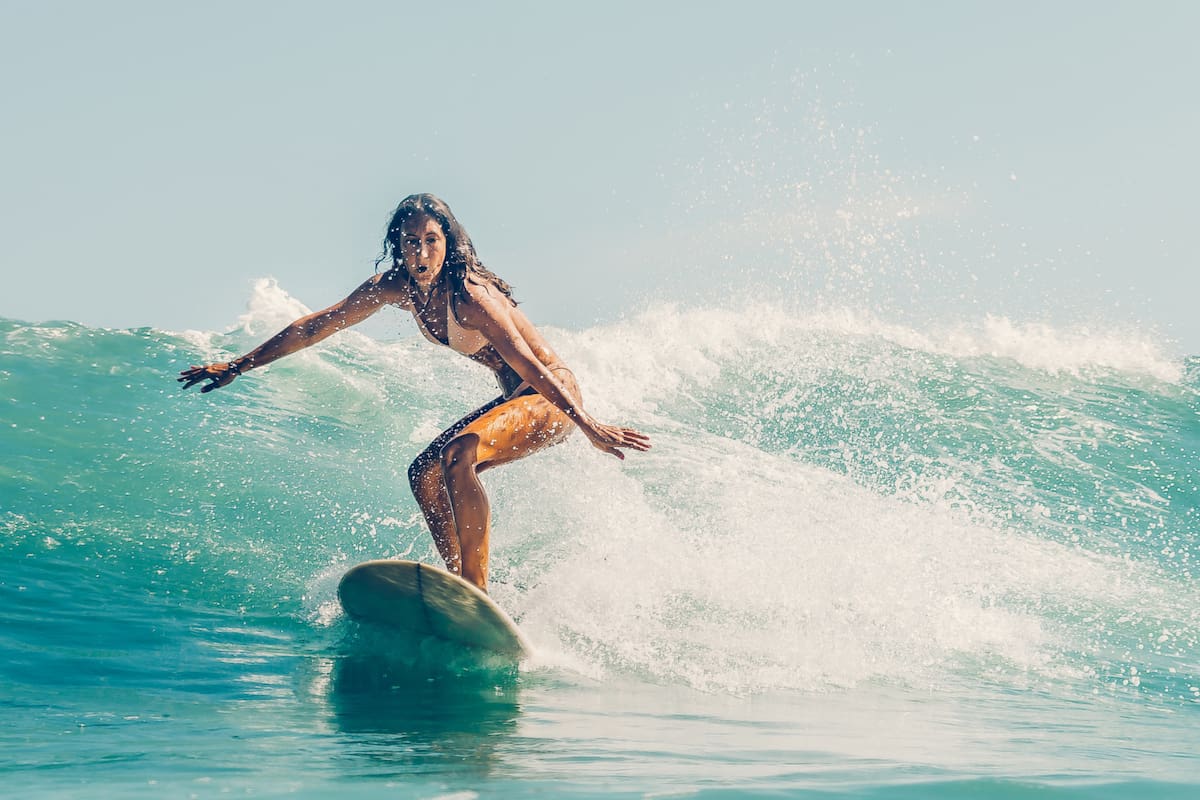 Una empresa argentina desarrolló un sistema para crear olas artificiales que permiten practicar surf en una pileta gigante
