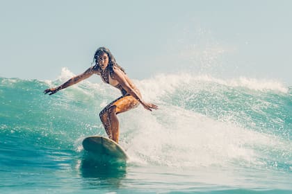 Una empresa argentina desarrolló un sistema para crear olas artificiales que permiten practicar surf en una pileta gigante