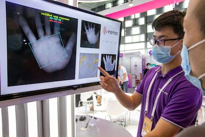 Una empresa china exhibe esta tecnología en una feria de inteligencia artificial en 2021 en Shanghái.
