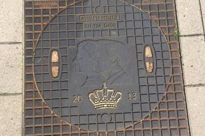 Una empresa de cubiertas para cloacas realizó un extraño homenaje a los reyes de Holanda