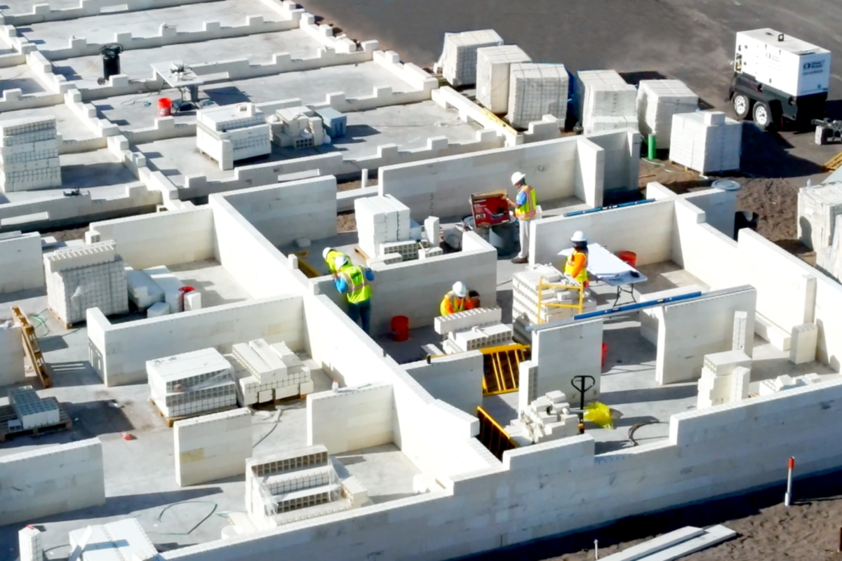 Una empresa de Florida diseñó un nuevo tipo de ladrillo para la construcción; está hecho íntegramente con materiales reciclados; dicen que soporta huracanes de nivel 5