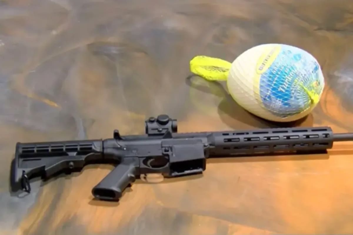 Una empresa de Florida ofrece un pavo y un rifle AR-15 para los clientes que compren un techo nuevo