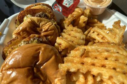 Una empresa de minihamgurguesas anunció que tendrá 290 locales en Estados Unidos; buscan trabajadores para los que abrirán pronto