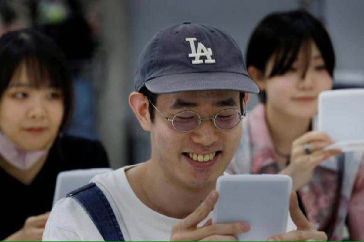 Una empresa japonesa brinda clases para que las personas aprendan a sonreír