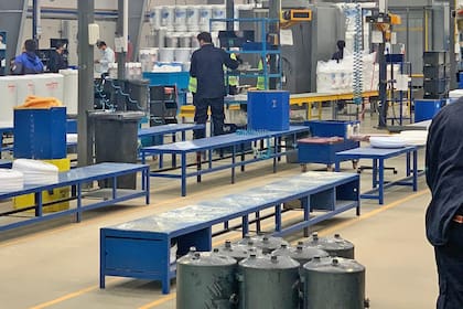 Una empresa mexicana inauguró una nueva planta para fabricar termotanques en el país