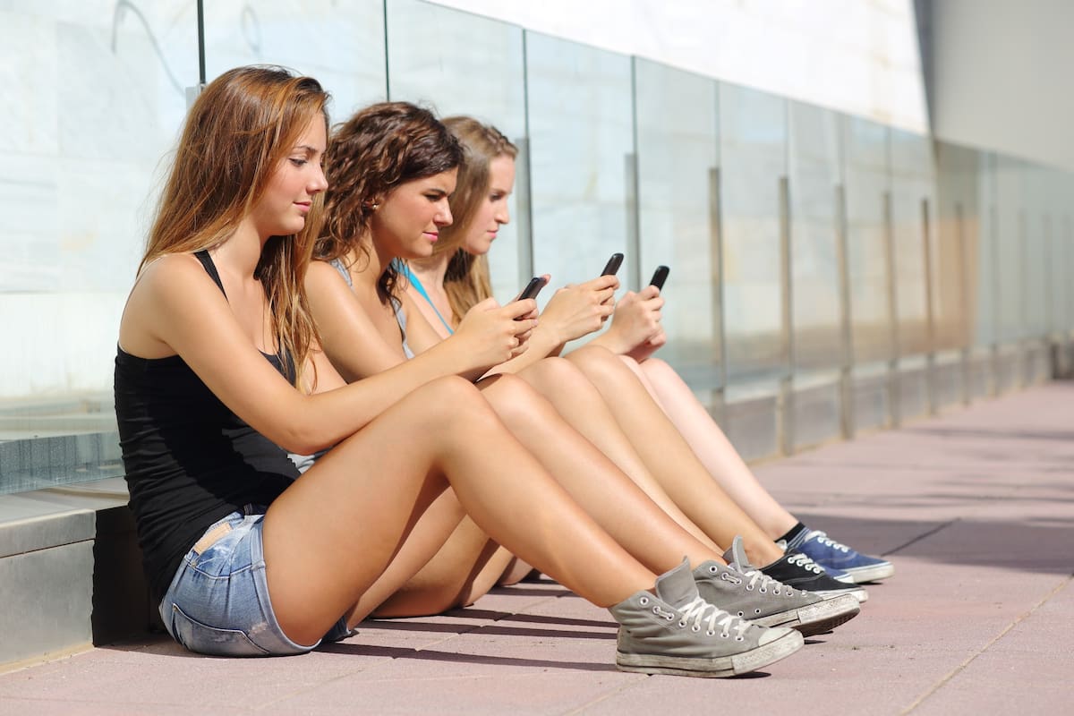 Una encuesta encontró que los adolescentes consideran nocivas las redes sociales para sus congéneres, pero no para ellos mismos