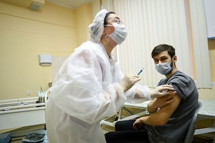 Una enfermera aplica la vacuna Sputnik V (Gam-COVID-Vac) a un paciente en una clínica en Moscú, el 5 de diciembre de 2020