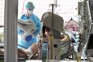 Una enfermera atiende a un paciente en el ala para enfermos de COVID-19 en la Unidad de Cuidados Intensivos del Hospital Universitario de Leipzig, en Leipzig, Alemania