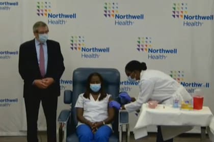 Una enfermera de Nueva York fue la primera en recibir la vacuna de Pfizer contra el coronavirus en Estados Unidos