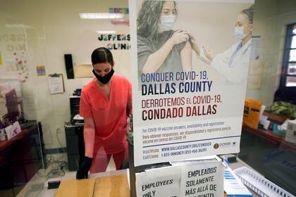 Una enfermera del Departamento de Salud y Servicios Humanos del condado Dallas completa papeleo tras aplicar vacunas de Pfizer contra el COVID-19 en un centro de inoculación en Dallas, Texas, el jueves 26 de agosto de 2021. (AP Foto/LM Otero)