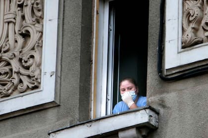 Una enfermera del hospital Giulesti después de un incendio en 2010 que le costó la vida a 5 bebés