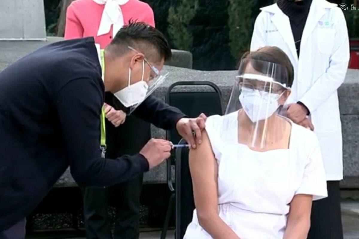 Una enfermera fue la primera persona en recibir la vacuna contra el coronavirus en México
