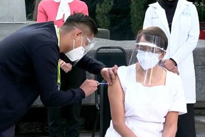 Una enfermera fue la primera persona en recibir la vacuna contra el coronavirus en México