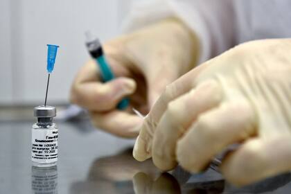 Una enfermera inocula al voluntario Ilya Dubrovin, de 36 años, con la nueva vacuna contra el coronavirus de Rusia en un ensayo posterior al registro en una clínica de Moscú el 10 de septiembre de 2020