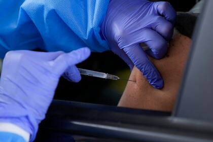 Una enfermera inyecta a un hombre una dosis de la vacuna de Pfizer contra el COVID-19 el lunes 7 de junio de 2021 en un centro de vacunación, en Ciudad de Panamá. (AP Foto/Arnulfo Franco)