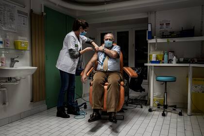 La UE ha previsto una orden firme de 200 millones de dosis más de esta vacuna fabricada por la alianza del estadounidense Pfizer y el alemán BioNTech, con opción a 100 millones de dosis adicionales
