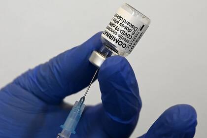 Una enfermera llena una jeringa con la vacuna Pfizer-BioNTech contra el Covid-19 en la consulta de un médico en Suhl, en el este de Alemania, el 6 de mayo de 2021