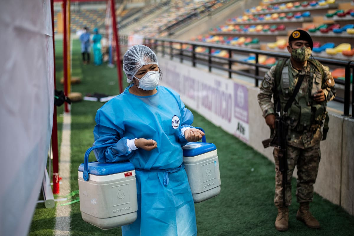 Una enfermera lleva neveras portátiles con la vacuna desarrollada por Sinopharm contra el coronavirus durante una campaña de vacunación de trabajadores de la salud, en Ate, un distrito de Lima, Perú, el 19 de febrero de 2021