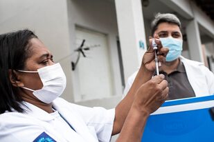 Una enfermera prepara una dosis de Pfizer durante una campaña de vacunación con tercera dosis en Río de Janeiro