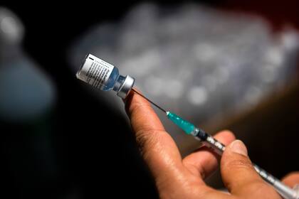 Una enfermera prepara una inyección de la vacuna Pfizer para COVID-19 durante una campaña de vacunación para terceras dosis en Antel Arena en Montevideo, Uruguay, el lunes 16 de agosto de 2021. (AP Foto/Matilde Campodónico)