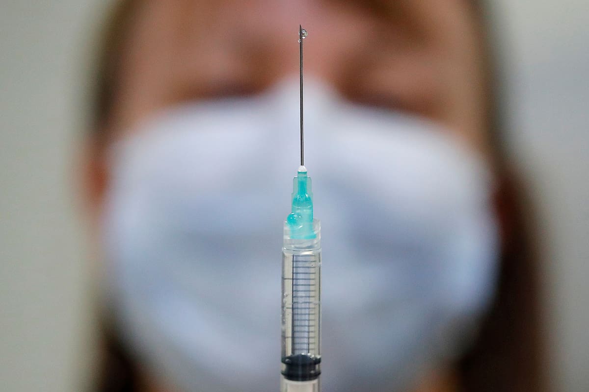 Una enfermera sostiene una jeringa en un centro de vacunación de Nantes, en Francia