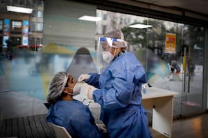 Una enfermera testea a otra enfermera para detectar COVID-19 en Buenos Aires, Argentina, el miércoles 2 de junio de 2021 (AP Photo / Natacha Pisarenko)