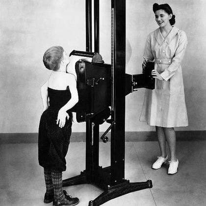 Una enfermera toma una radiografía a un niño en 1941 para verificar la presencia de tuberculosis