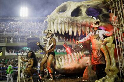 Una enorma figura de un fósil de dinosaurio se ve en la presentación de la escuela de samba Imperatriz Leopoldinense