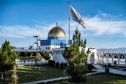 Una enorme bandera talibán ondeando en la cima de la colina Wazir Akbar Jan en Kabul el 25 de noviembre de 2024