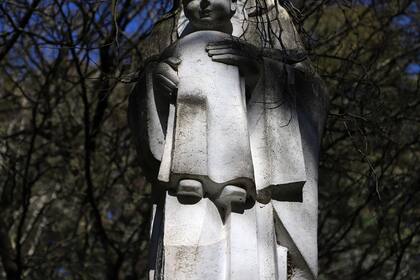 Una enorme escultura de la Virgen se ubica muy cerca de la Avenida Gorriti, a solo tres metros de la entrada al predio que ocupó la fundación Felices los Niños.